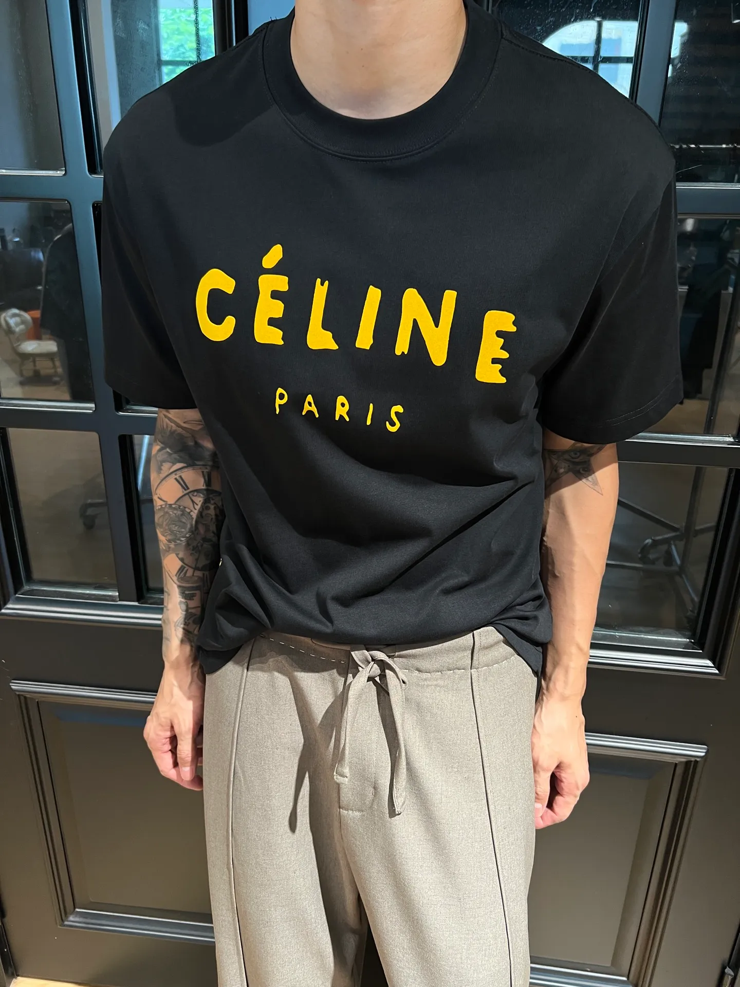 CELINE's summer New Arrival printed letter T-shirt is here, it's really awesome 😍 Customized Salona 250g fabric, soft and skin-friendly and breathable, the stuffy feeling in summer disappears instantly. The printing letter craftsmanship is superb, full of three-dimensionality, and full of texture to the touch. The brand charm of CELINE is immediately highlighted, giving it a full sense of high-end. The loose version is not flattering on your figure and has a first-class flesh-covering effect. Wearing it will make you the focus of the crowd and easily become a fashion ICON. Color: black, white Sizes: S-2XL